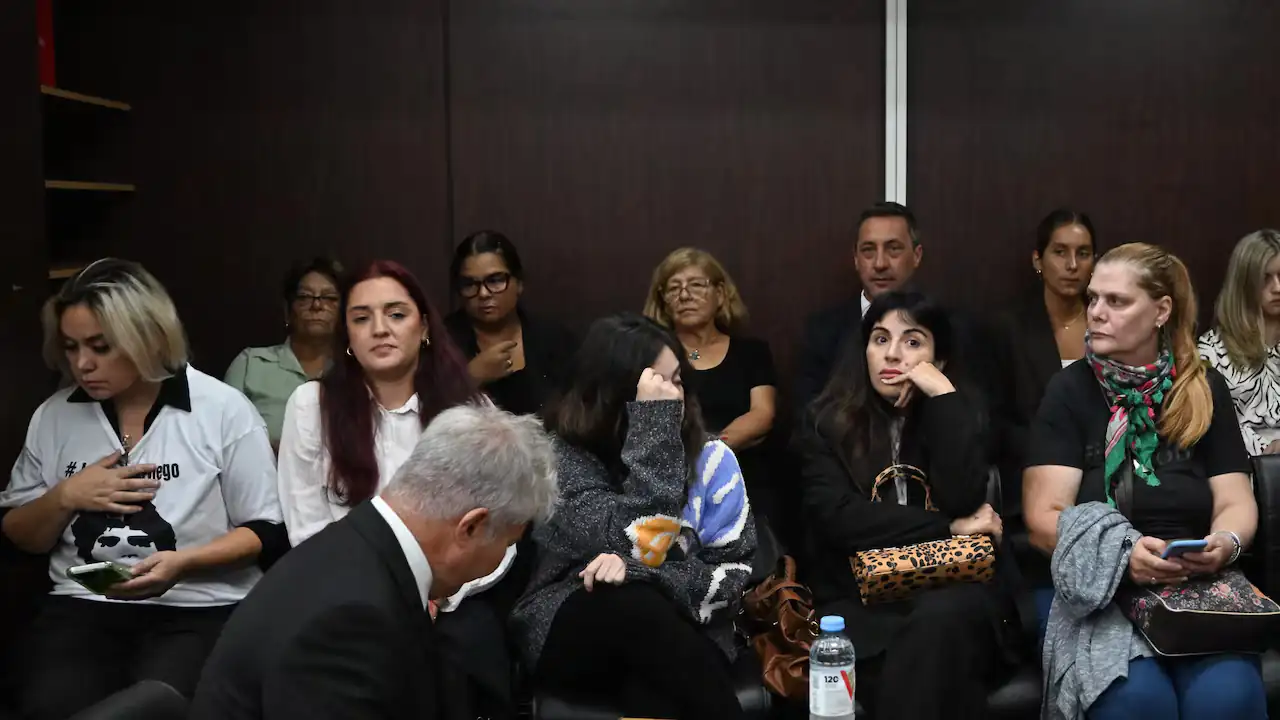 ¡Cuatro años después! Comienza el juicio por la muerte del jugador argentino Diego Maradona 2 Hijas-Maradona-juicio