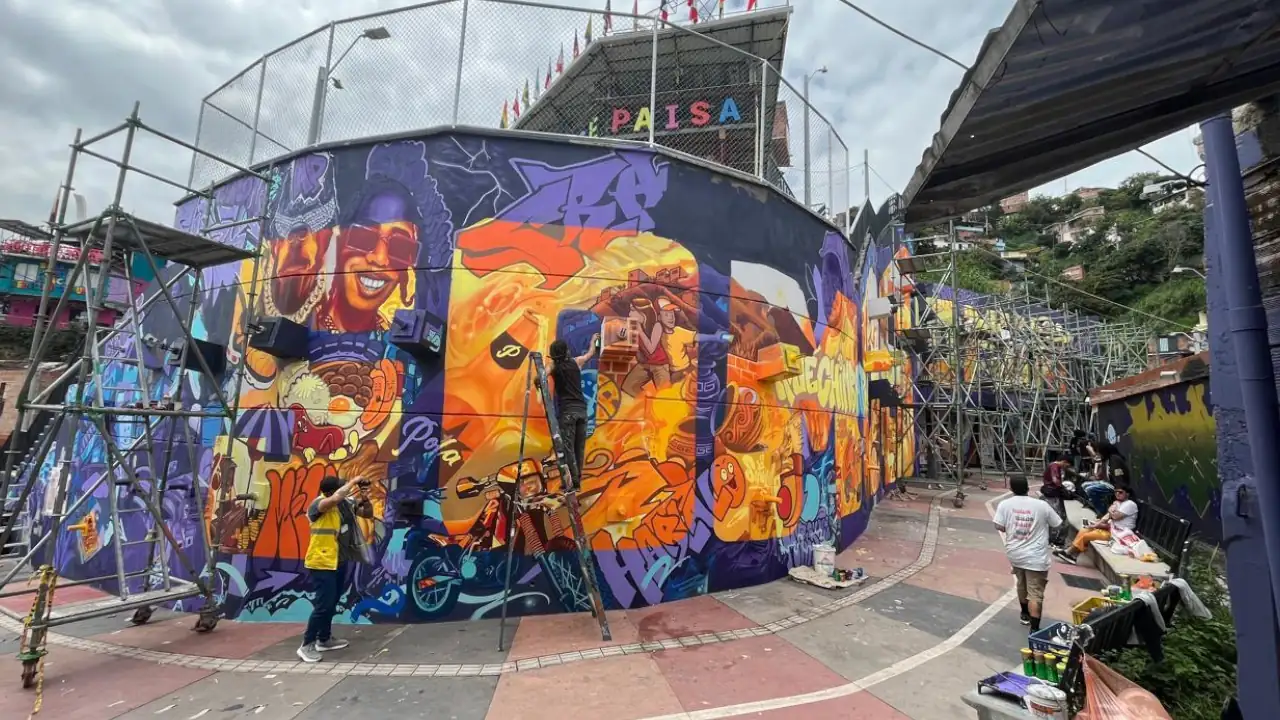La Comuna 13 de Medellín estrena un mural de 370 metros cuadrados como símbolo de transformación