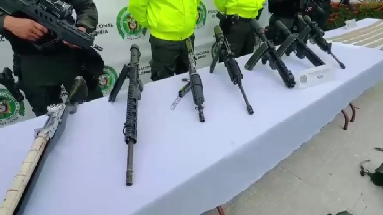 Descubren caleta de armas del Clan del Golfo en Turbo, estaba en un piso de madera de doble fondo en una choza 3 armamento-clan-gofo-hallado-choza-turbo-laboratiorio-coca1