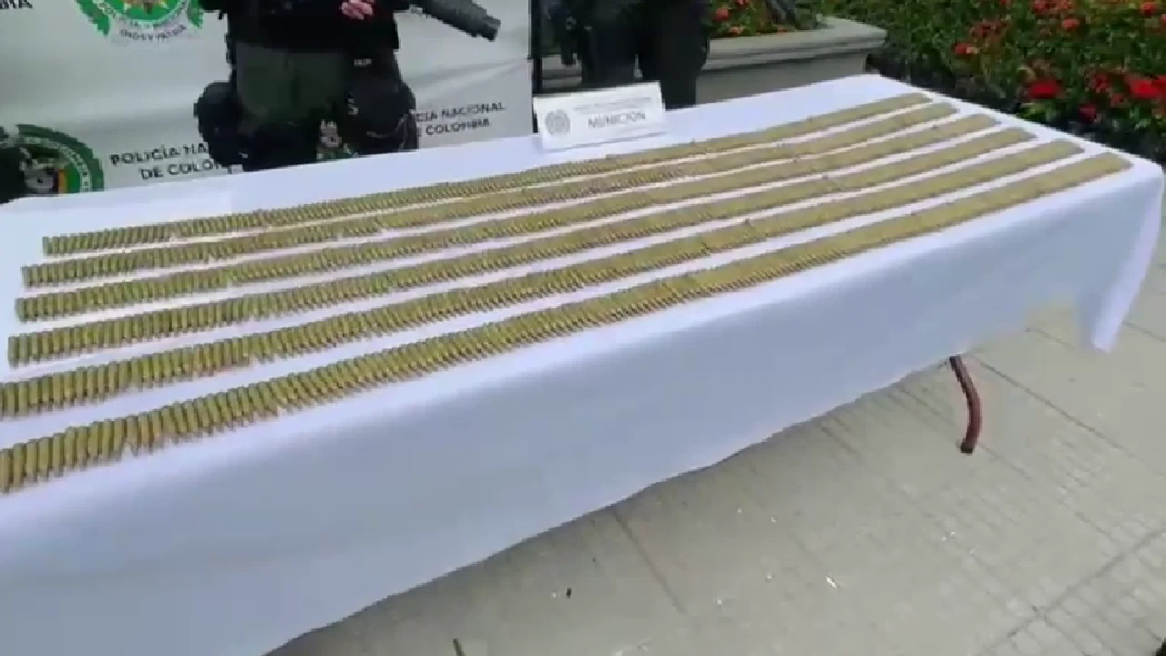 Descubren caleta de armas del Clan del Golfo en Turbo, estaba en un piso de madera de doble fondo en una choza 4 armamento-clan-gofo-hallado-choza-turbo-laboratiorio-coca2
