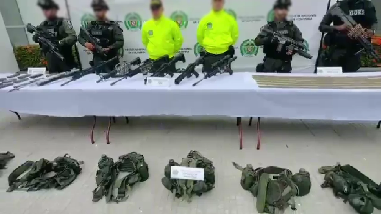 Descubren caleta de armas del Clan del Golfo en Turbo, estaba en un piso de madera de doble fondo en una choza 5 armamento-clan-gofo-hallado-choza-turbo-laboratiorio-coca3