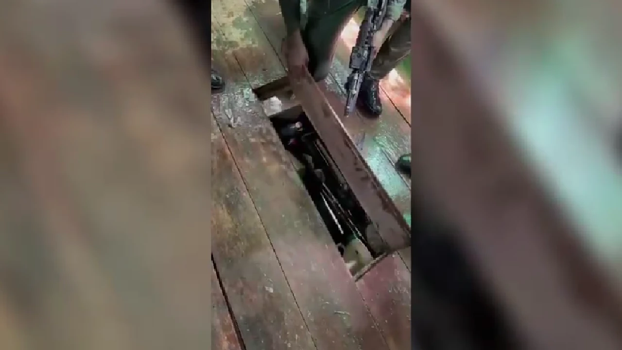 Descubren caleta de armas del Clan del Golfo en Turbo, estaba en un piso de madera de doble fondo en una choza 1 armamento-clan-gofo-hallado-choza-turbo-laboratiorio-coca4