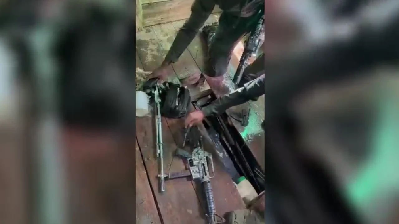 Descubren caleta de armas del Clan del Golfo en Turbo, estaba en un piso de madera de doble fondo en una choza 2 armamento-clan-gofo-hallado-choza-turbo-laboratiorio-coca5