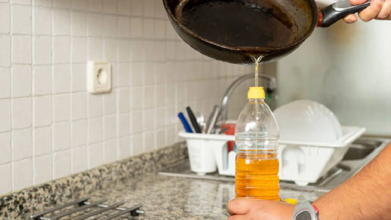 En La Ceja hacen un llamado a los residentes para que no viertan aceites en las alcantarillas y así evitar emergencias 1 campaña-laceja-evitar-verter-aceites-alcantarillas1
