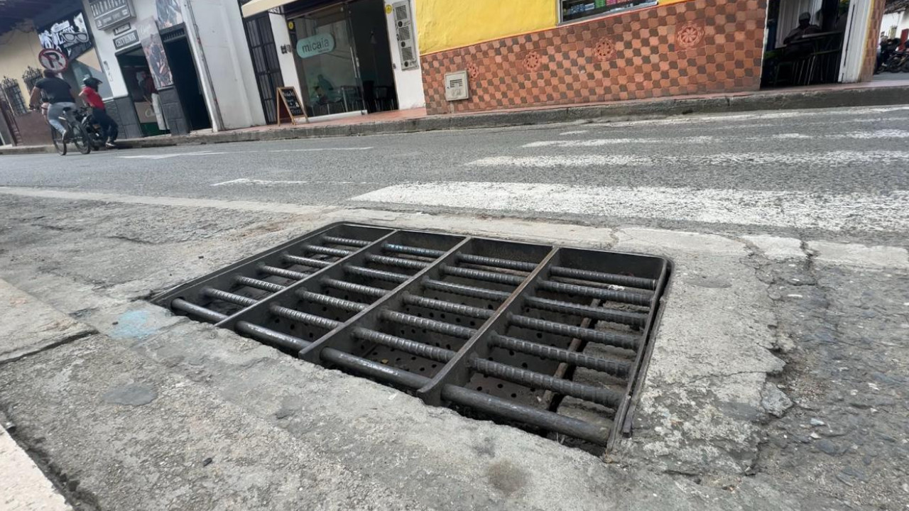 En La Ceja hacen limpieza de sumideros para evitar inundaciones, algunos de ellos tienen desechos de construcción 4 limpieza-sumideros-municipio-laceja-inundaciones1