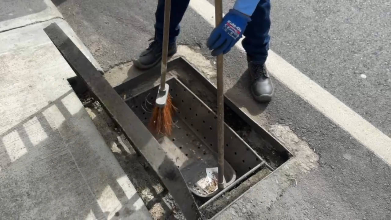 En La Ceja hacen limpieza de sumideros para evitar inundaciones, algunos de ellos tienen desechos de construcción 1 limpieza-sumideros-municipio-laceja-inundaciones3