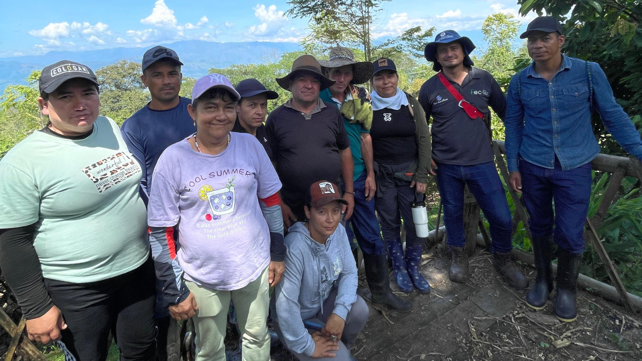 Productores de cacao de El Carmen de Viboral visitan la Granja Experimental de la Compañía Nacional de Chocolates 3 nuevos-productores-cacao-visitan-fincas-reciben-dotaciones1