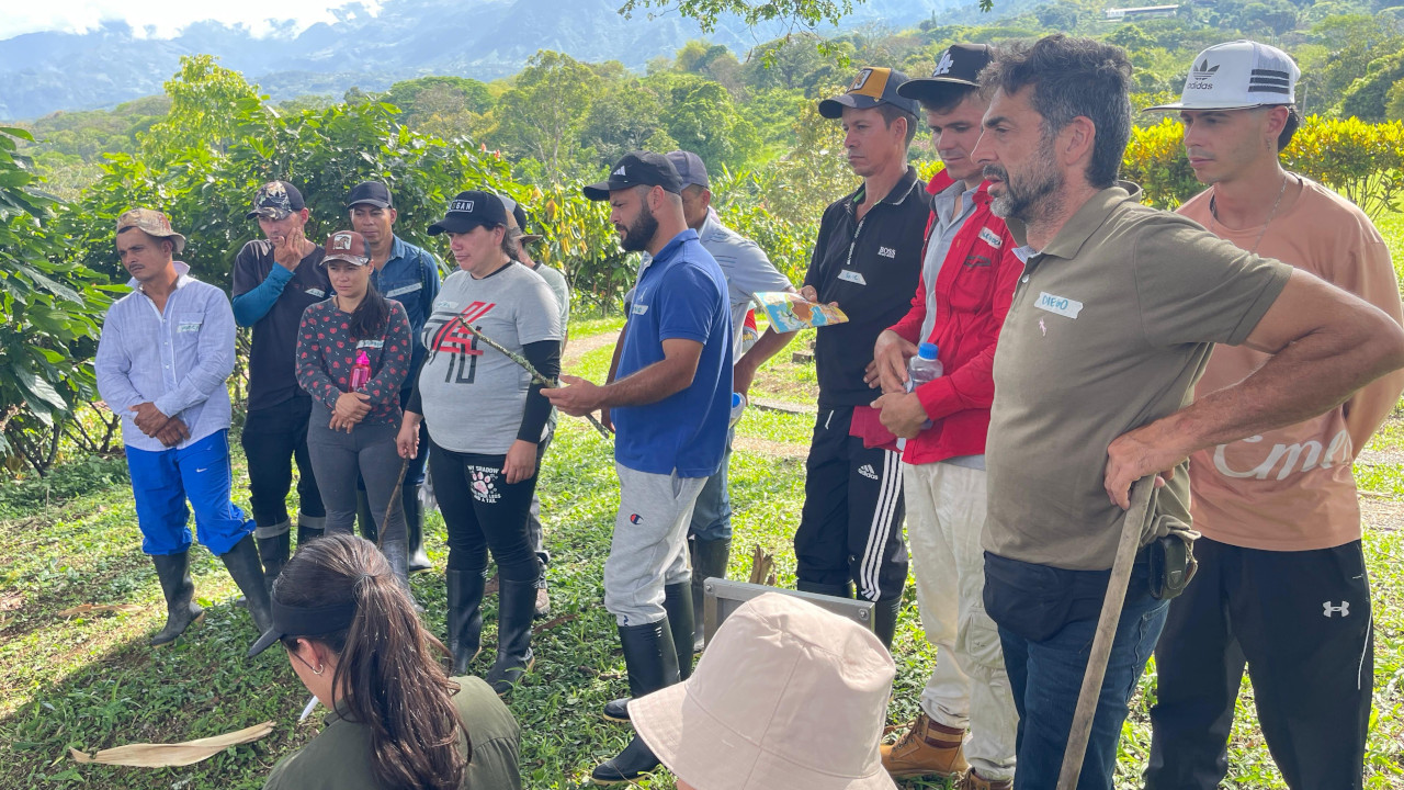nuevos-productores-cacao-visitan-fincas-reciben-dotaciones4