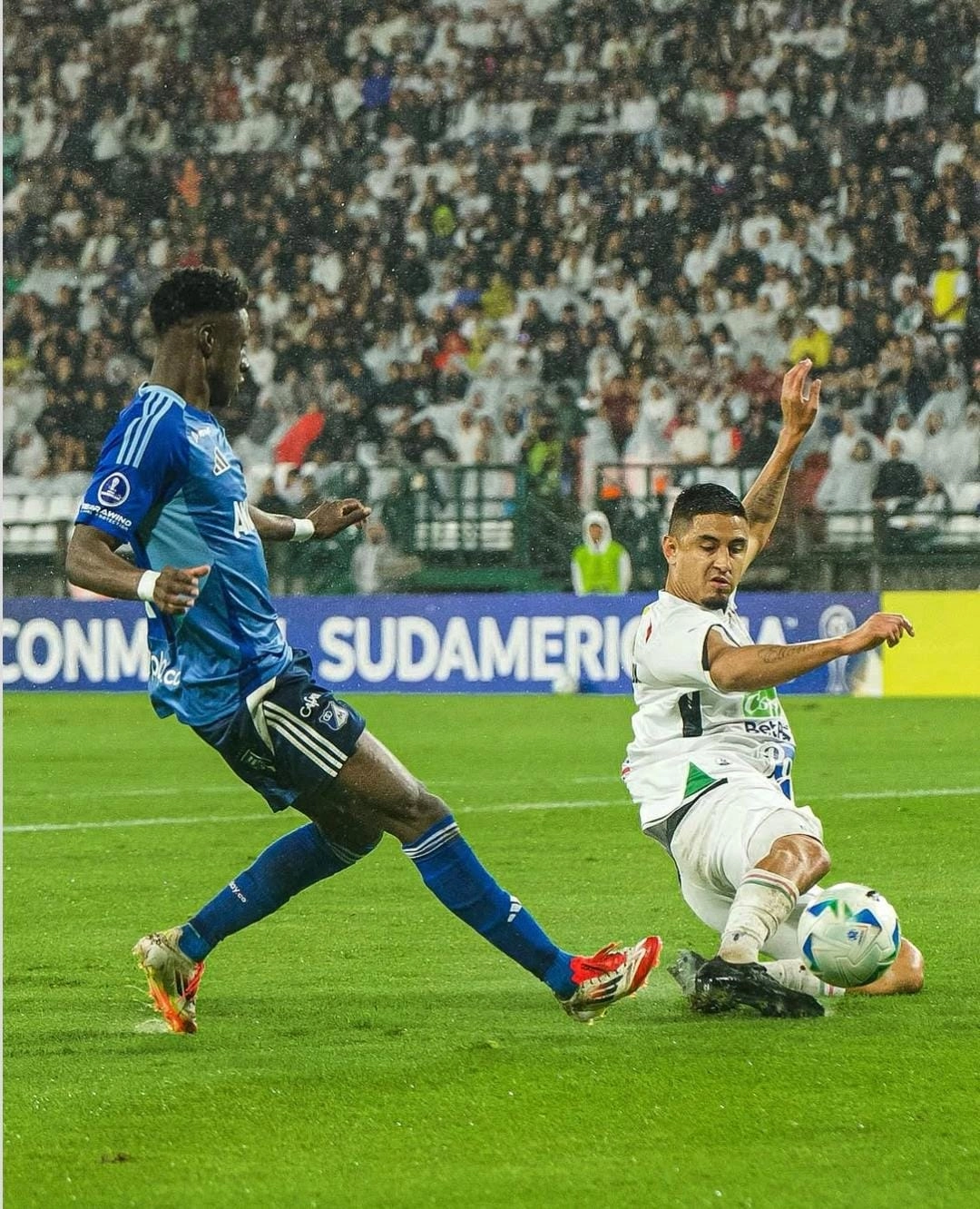 Once Caldas sigue en competencia: el ‘Blanco Blanco’ eliminó a Millonarios de la Copa Sudamericana 1 El duelo de equipos colombianos en la Copa Sudamericana fue para Once Caldas. La primera fase de la Copa Sudamericana enfrentó a clubes del mismo país, en el Estadio Palogrande de Manizales, Once Caldas y Millonarios se enfrentaron por un cupo a la fase de grupos del segundo torneo más importante de América. El partido tuvo pocas emociones por parte del equipo visitante, Once Caldas fue quien tomó el protagonismo en la cancha, 14 remates, seis de ellos directos al arco de Álvaro Montero que defendió bien su arco, pero que nada pudo hacer con el remate de Michael Barrios al minuto 80. La hinchada del ‘Blanco Blanco’ fue quien celebró con el 1 a 0 sobre Millonarios, el trabajo del ‘arriero’ dio resultado en la primera fase del certamen. “Creo que hay que valorar mucho a la hinchada del Once Caldas, todo Manizales disfrutó de un gran partido, de un equipo que se entregó y que demostró categoría, cosas muy buenas. Yo creo que a mis jugadores les debo dar las gracias, ganarle a Millonarios era difícil y complicado pero me demostraron para qué están hechos” Mencionó Hernán Darío Herrera Millonarios no convenció con su fútbol y ahora debe enfocarse en la liga Colombiana, La eliminación en Manizales, pone en dudas el trabajo de David González ya que no toma forma y la presencia de Falcao en la cancha cada vez es más corta. Once Caldas dirigida por el antioqueño Hernán Darío Herrera estará en la fase de grupos de la copa sudamericana, y espera por el sorteo de sus rivales