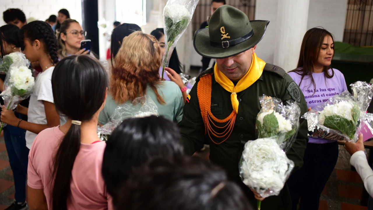 Policía de Carabineros celebró el Día de la Mujer con 90 niñas de un hogar de paso en Bello 1 policia-carabineros-medellin-celebro-diamujer-poblacion-adolescente