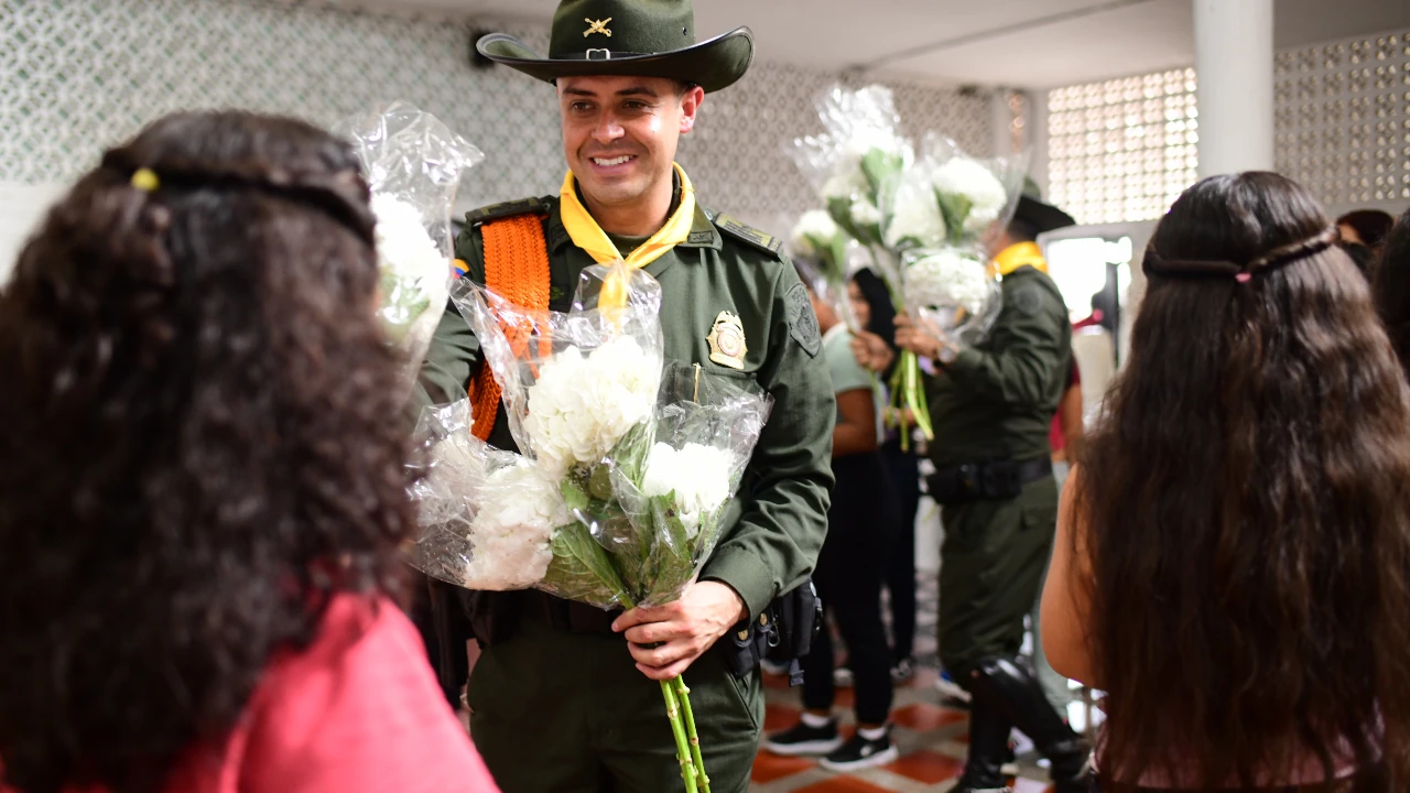 policia-carabineros-medellin-celebro-diamujer-poblacion-adolescente1