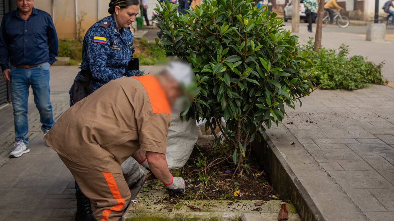 Internos del Centro Penitenciario de La Ceja embellecerán espacios públicos del municipio cada mes 1 reclusos-carcel-laceja-labores-sociales-parques-municipio1