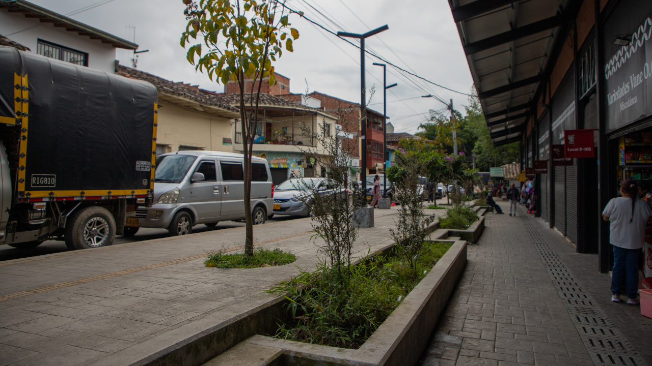 Internos del Centro Penitenciario de La Ceja embellecerán espacios públicos del municipio cada mes 3 reclusos-carcel-laceja-labores-sociales-parques-municipio2
