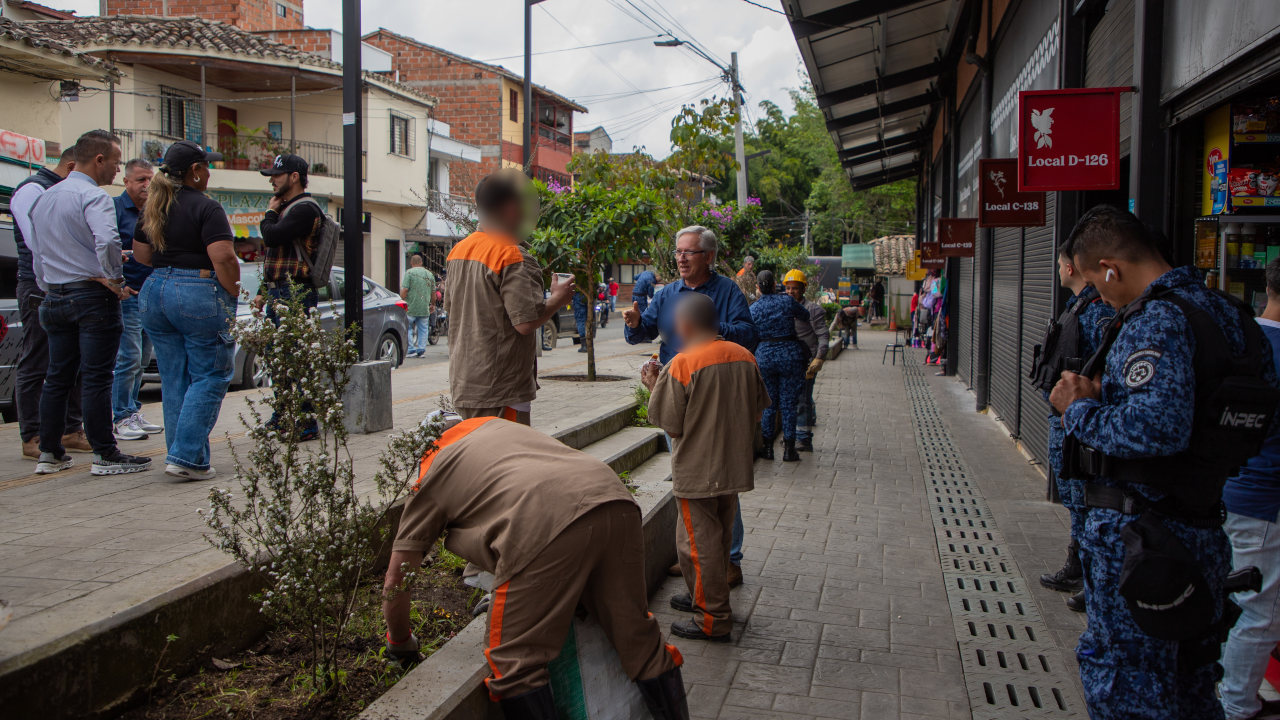 Internos del Centro Penitenciario de La Ceja embellecerán espacios públicos del municipio cada mes 4 reclusos-carcel-laceja-labores-sociales-parques-municipio4