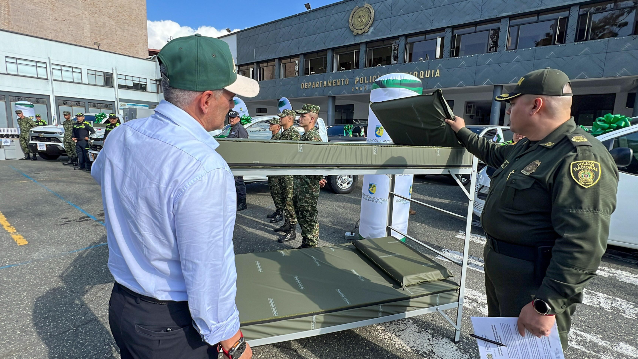 Fuerza Pública de Antioquia recibió 15 automotores y 176 elementos tecnológicos que mejorarán la operatividad 3 vehiculos-dispositivostecnologicos-materialintendencia-fuerzapublica-antioquia1