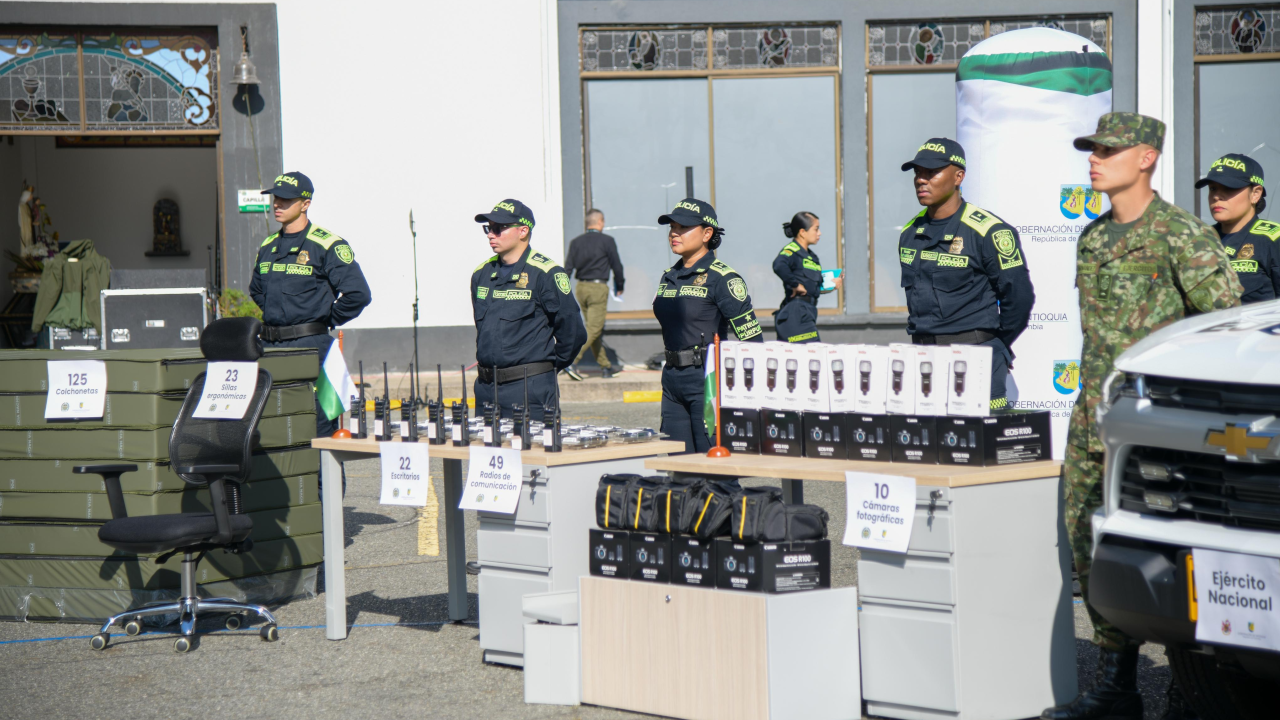 Fuerza Pública de Antioquia recibió 15 automotores y 176 elementos tecnológicos que mejorarán la operatividad 1 vehiculos-dispositivostecnologicos-materialintendencia-fuerzapublica-antioquia2