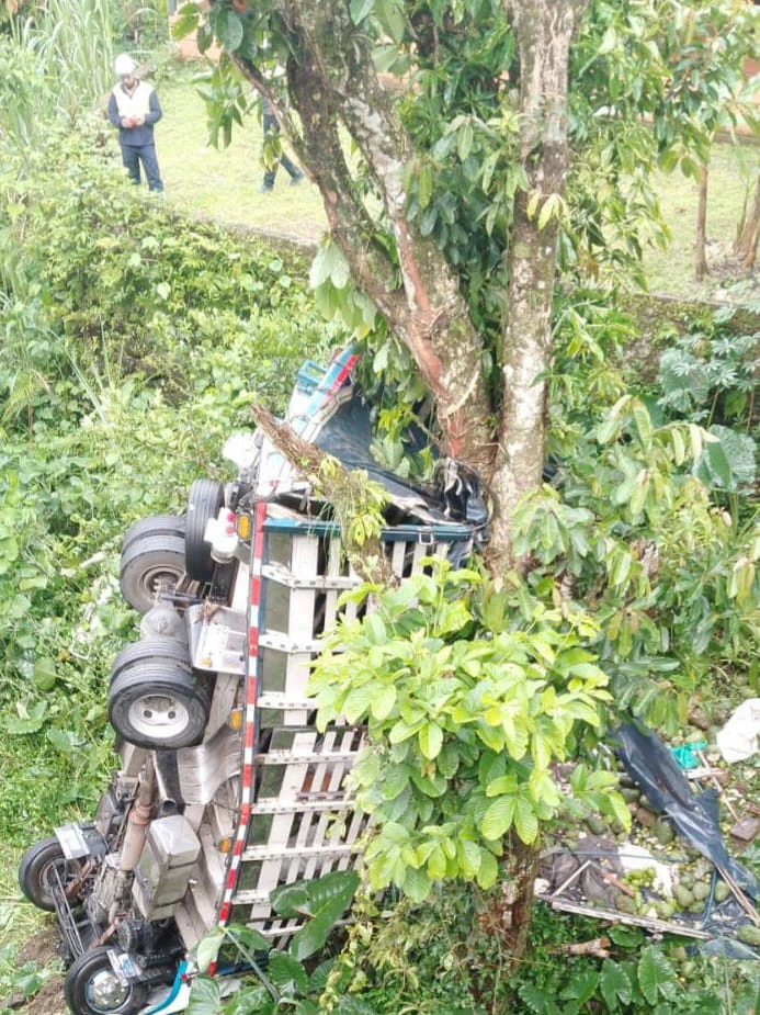 ¡Por intentar esquivar un hueco! Camión cayó a un abismo en el Puente Samaná, San Luis: el conductor falleció 3 Accidente-San-Luis-1