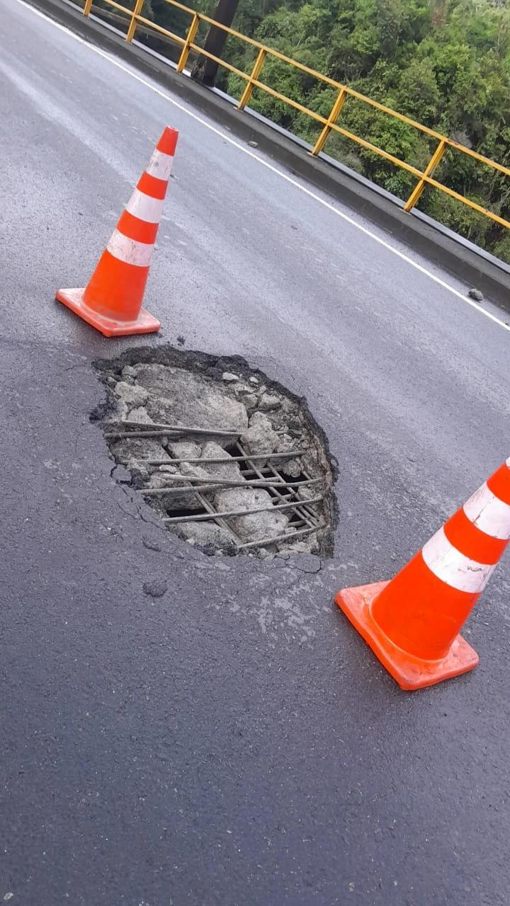 ¡Por intentar esquivar un hueco! Camión cayó a un abismo en el Puente Samaná, San Luis: el conductor falleció 1 Accidente-San-Luis.-3