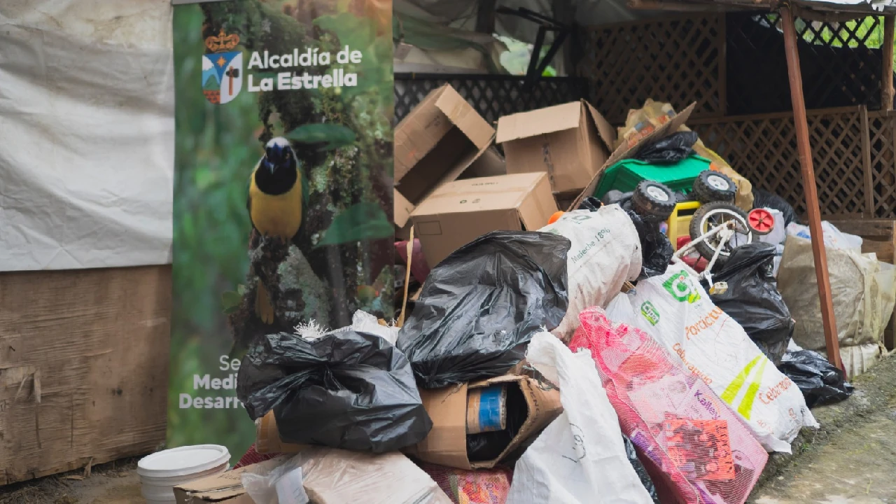 Recihogar transforma reciclaje en artículos de hogar para las familias de La Estrella gracias a la cambiatón 1 cambiaton-laestrella-cambio-reciclaje-obtehos-para-hogar3
