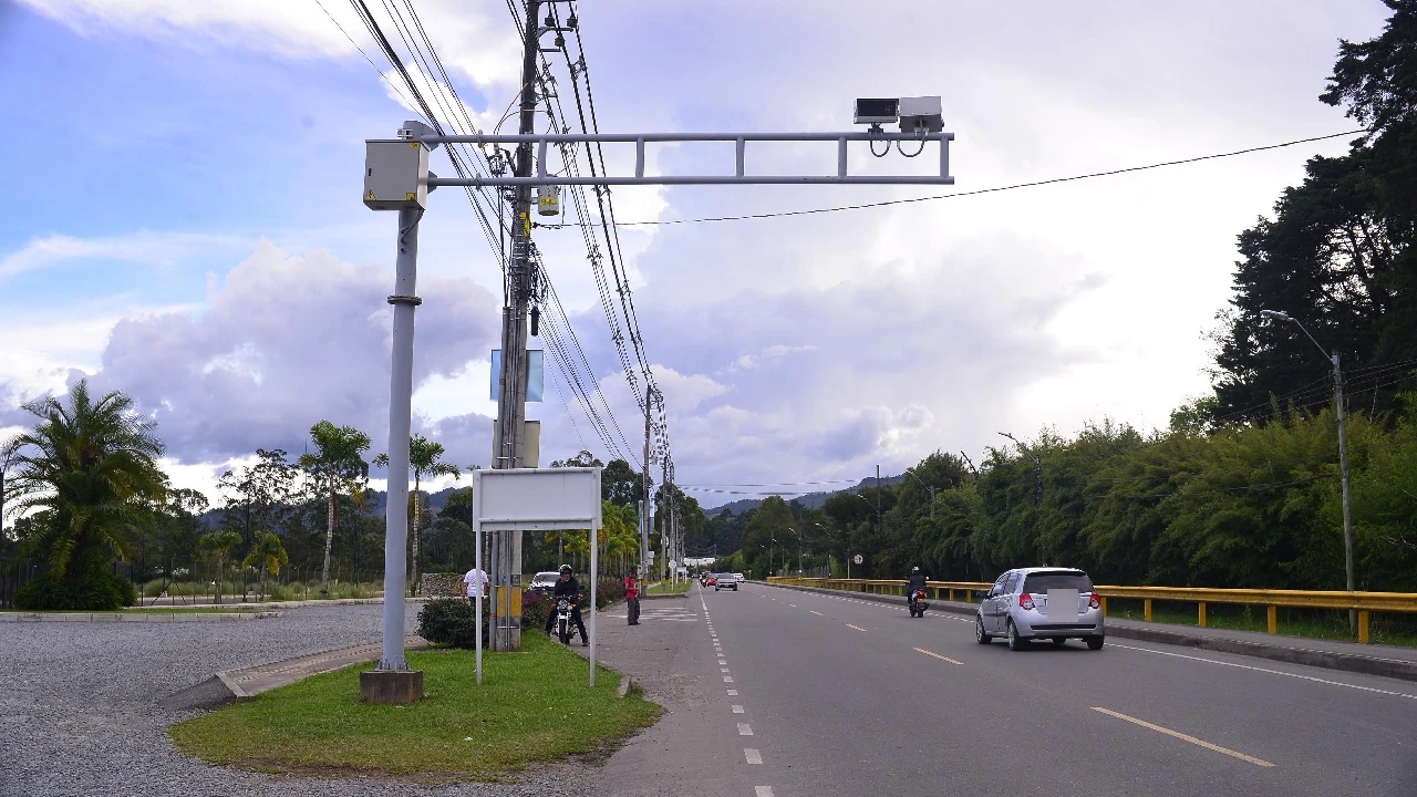Rionegro instala nuevas cámaras de fotodetección en Zonas Viales Seguras para reducir la siniestralidad 2 instalan-nuevas-camaras-fotodeteccion-rionegro1