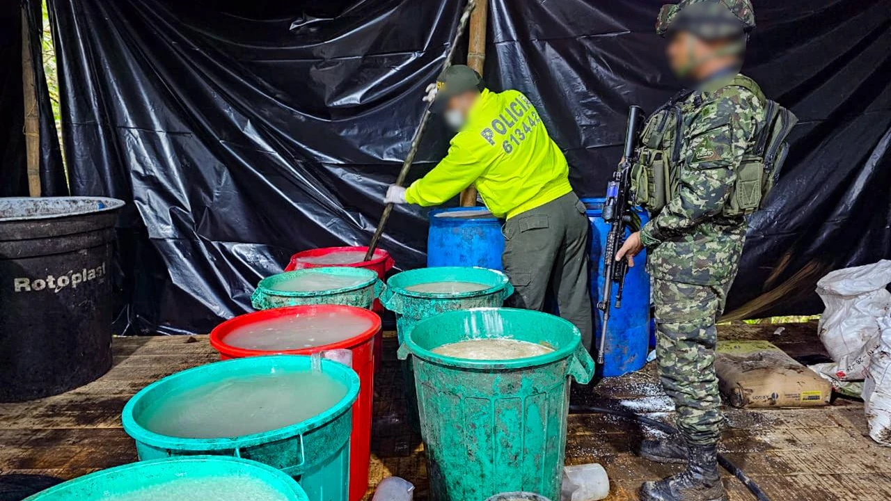 Golpe a finanzas ilegales del Clan del Golfo: Ejército incauta más de 2,5 toneladas de cocaína en Antioquia 1 laboratorio-clorhidrato-cocaina-clangolfo-desmantelado-elpeñol