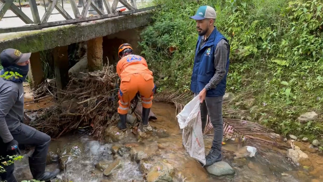 Jornada de limpieza en quebradas y sumideros de La Estrella, busca mejorar la imagen y prevenir emergencias 3 limpieza-quebradas-municipio-laestrella-prevenir-emergencias