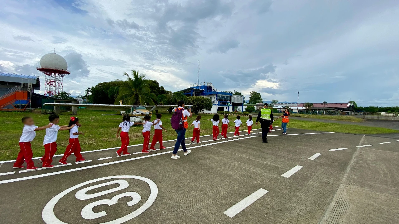 Un vuelo de sueños: niños de preescolar de Apartadó vivieron su primera experiencia aérea en Carepa 2 niños-escuela-apartado-viven-experiencia-aerea-aeropuerto-carepa4