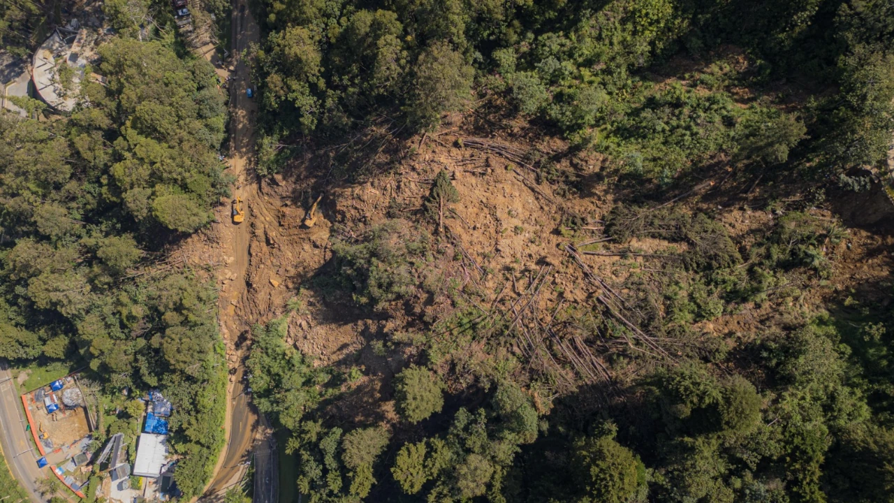 Con 376 viajes de volquetas y la remoción de 6 mil metros cúbicos de material, así avanza la atención a la Loma de Los Balsos 2 operaciones-lomadelosbalsos-intervencion-maquinaria-empresasprivadas