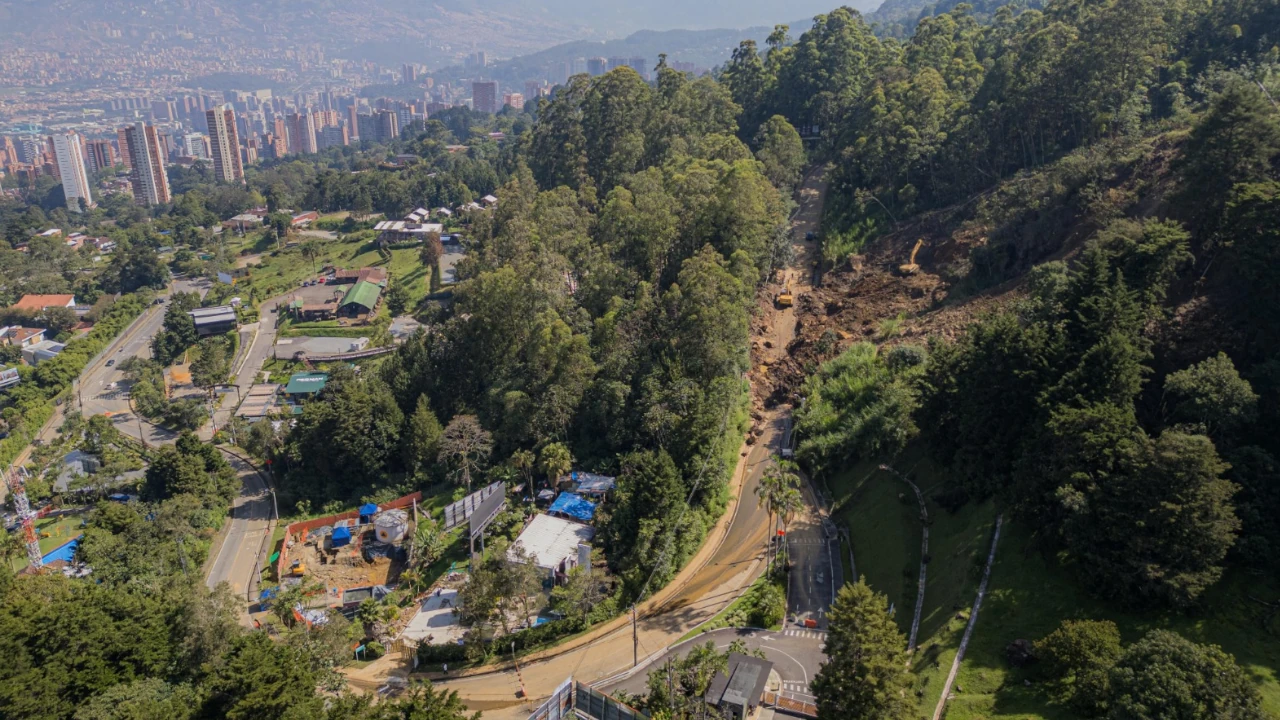 Con 376 viajes de volquetas y la remoción de 6 mil metros cúbicos de material, así avanza la atención a la Loma de Los Balsos 1 operaciones-lomadelosbalsos-intervencion-maquinaria-empresasprivadas1