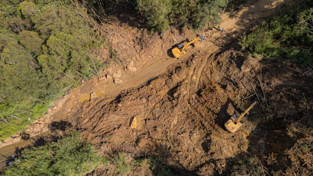 Con 376 viajes de volquetas y la remoción de 6 mil metros cúbicos de material, así avanza la atención a la Loma de Los Balsos 4 operaciones-lomadelosbalsos-intervencion-maquinaria-empresasprivadas2