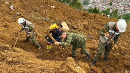 Ejército acompaña labores de rescate y entrega de ayudas en Bello