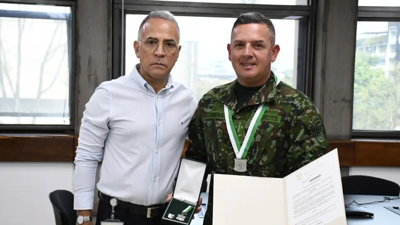 Gobernación de Antioquia condecora con la medalla Atanasio Girardot a oficial del Ejército en Medellín