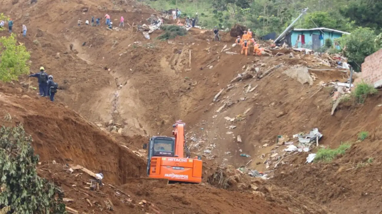 Maquinaria continúa despejando la quebrada Cañada Negra que recibió parte del material del movimiento en masa