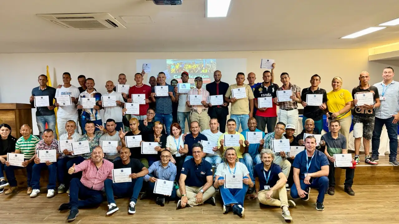 Más de 200 exhabitantes de calle reciben certificación como pintores tras proceso de resocialización en Medellín 3 Más de 200 exhabitantes de calle reciben certificación como pintores tras proceso de resocialización en Medellín