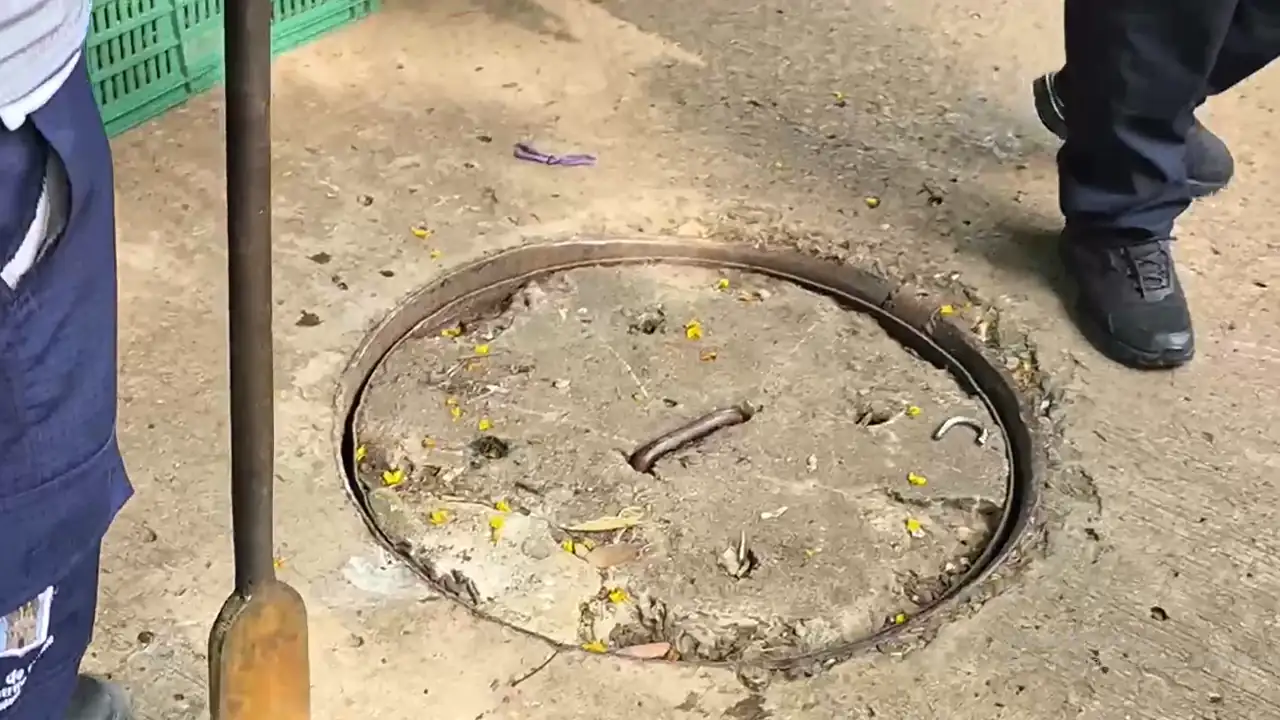 Descubren escondite de mercancía en una alcantarilla del centro de Medellín 1 Policía descubre escondite de mercancía en una alcantarilla del centro de Medellín