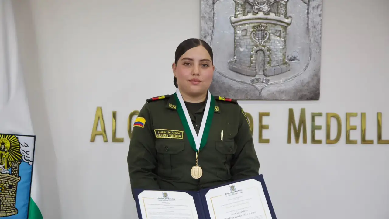Alcalde Federico Gutiérrez entrega reconocimiento a policía que evitó tragedia en el Metro de Medellín 1 Alcalde Federico Gutiérrez entrega reconocimiento a policía que evitó tragedia en el Metro de Medellín