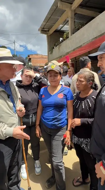 Álvaro Uribe visitó Bello en medio de la emergencia que ha dejado 22 fallecidos 1 Álvaro Uribe visitó Bello en medio de la emergencia que ha dejado 22 fallecidos
