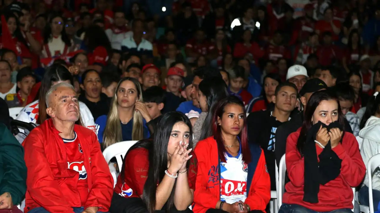 Cerca de ocho mil personas vivieron el partido de ida de la final del fútbol colombiano en pantallas gigantes en Medellín 1 Cerca de ocho mil personas vivieron el partido de ida de la final del fútbol colombiano en pantallas gigantes en Medellín