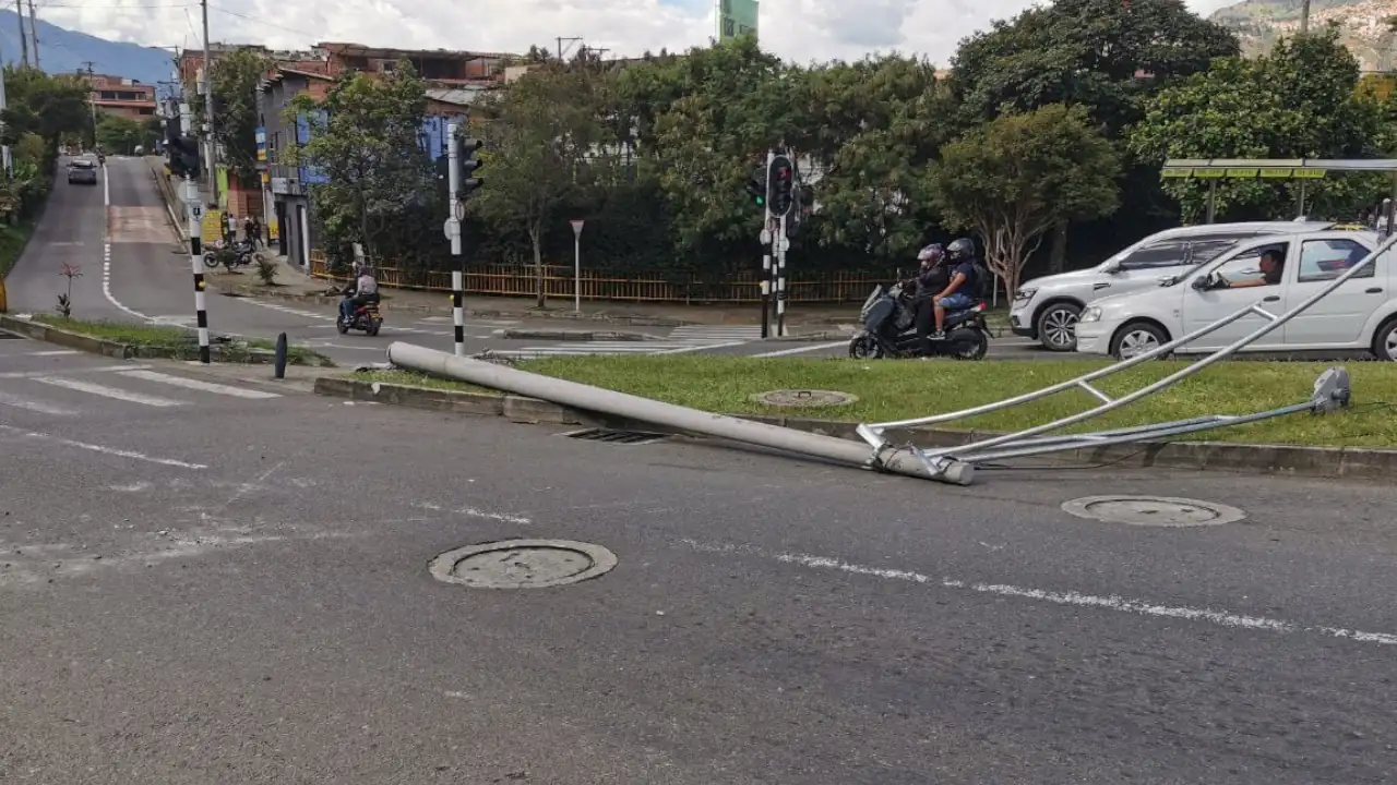 Conductor de camión que tumbó un poste en Medellín se habría ido como si nada