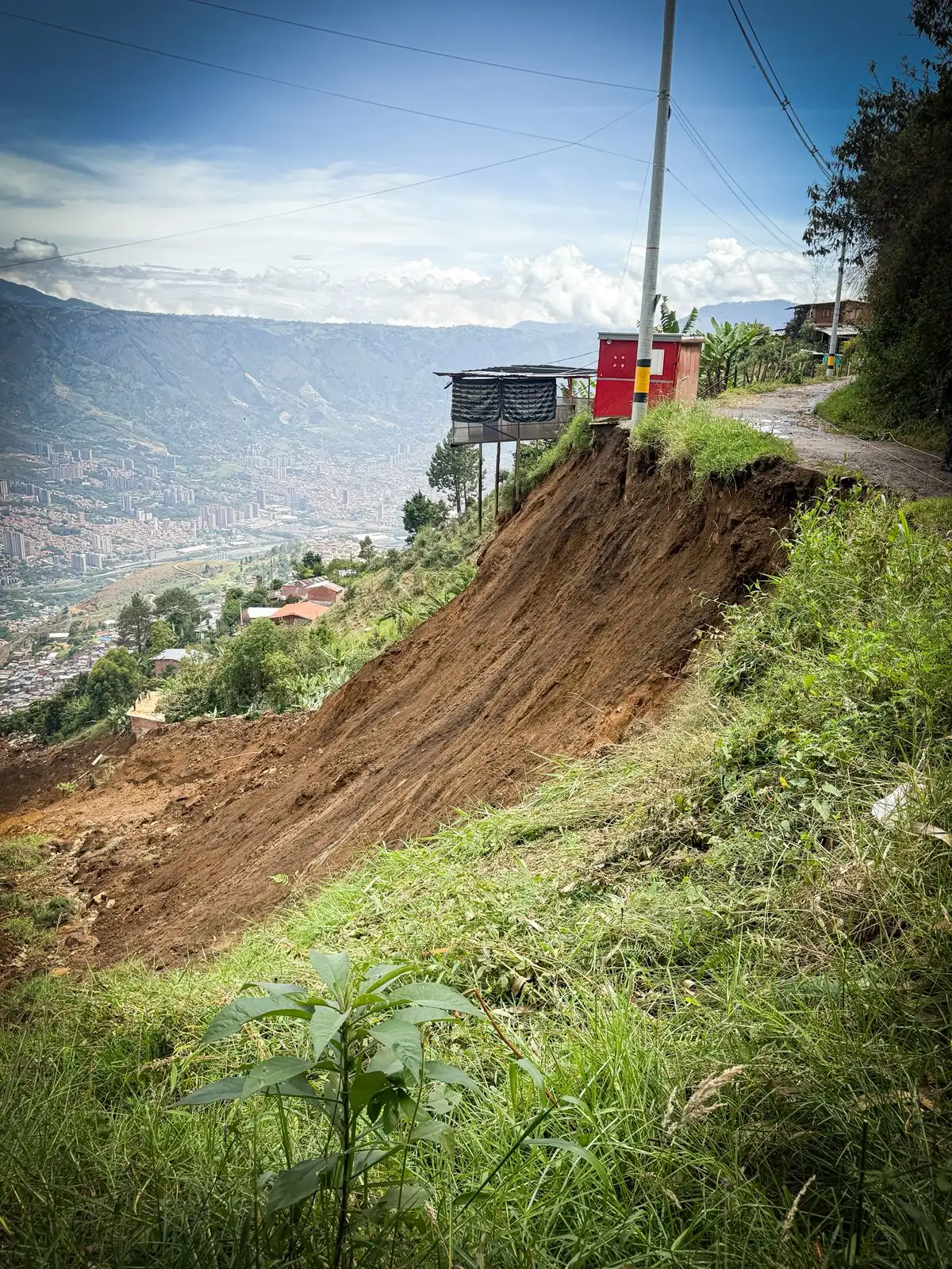 Dagran monitorea la quebrada Cañada Negra tras recibir material del deslizamiento en Bello 1 Dagran monitorea la quebrada Cañada Negra tras recibir material del deslizamiento en Bello