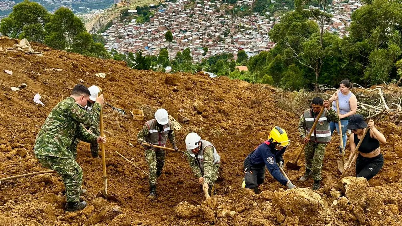 Ejército acompaña labores de rescate y entrega de ayudas en Bello 1 Ejército acompaña labores de rescate y entrega de ayudas en Bello
