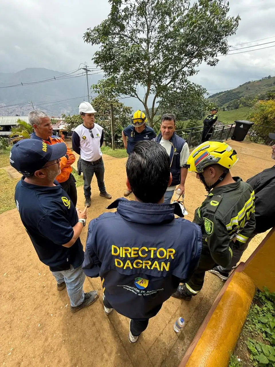 Maquinaria continúa despejando la quebrada Cañada Negra que recibió parte del material del movimiento en masa 2 Maquinaria continúa despejando la quebrada Cañada Negra que recibió parte del material del movimiento en masa