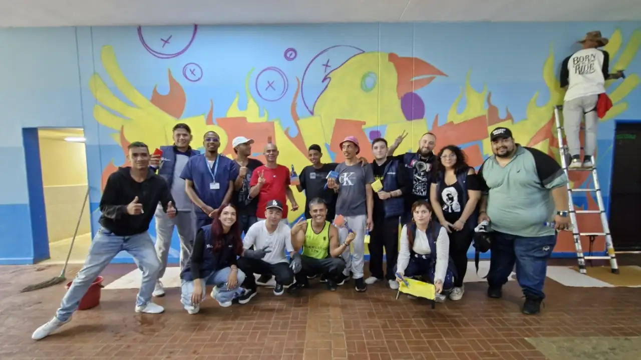 Más de 200 exhabitantes de calle reciben certificación como pintores tras proceso de resocialización en Medellín