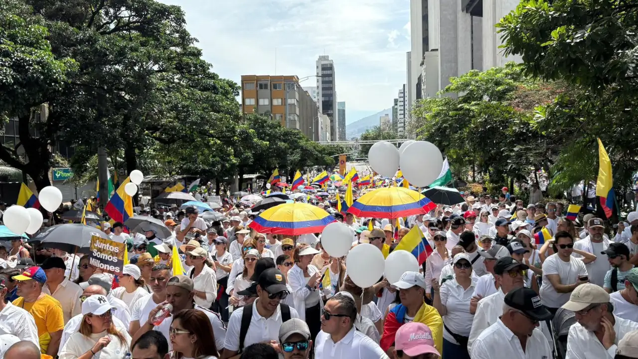 Más de 50.000 personas marcharon en Medellín en respaldo al senador Miguel Uribe 1 Más de 50.000 personas marcharon en Medellín en respaldo al senador Miguel Uribe