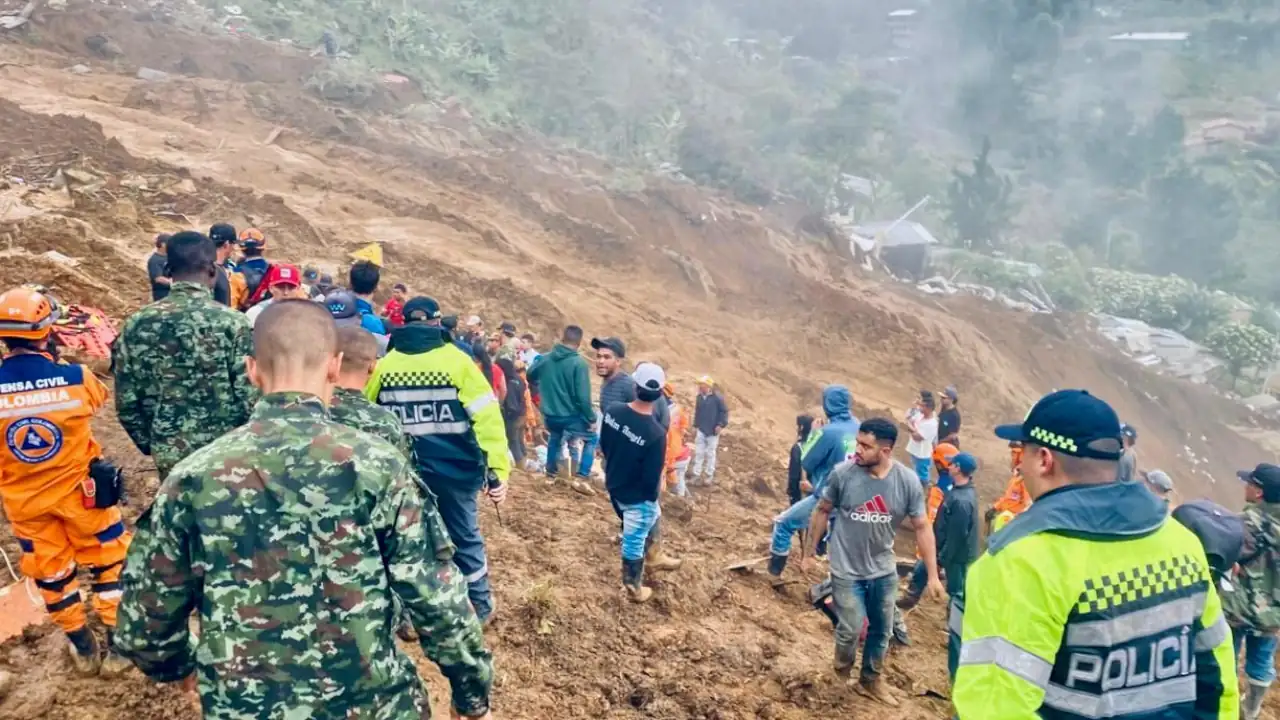 Ejército acompaña labores de rescate y entrega de ayudas en Bello 2 Ejército acompaña labores de rescate y entrega de ayudas en Bello