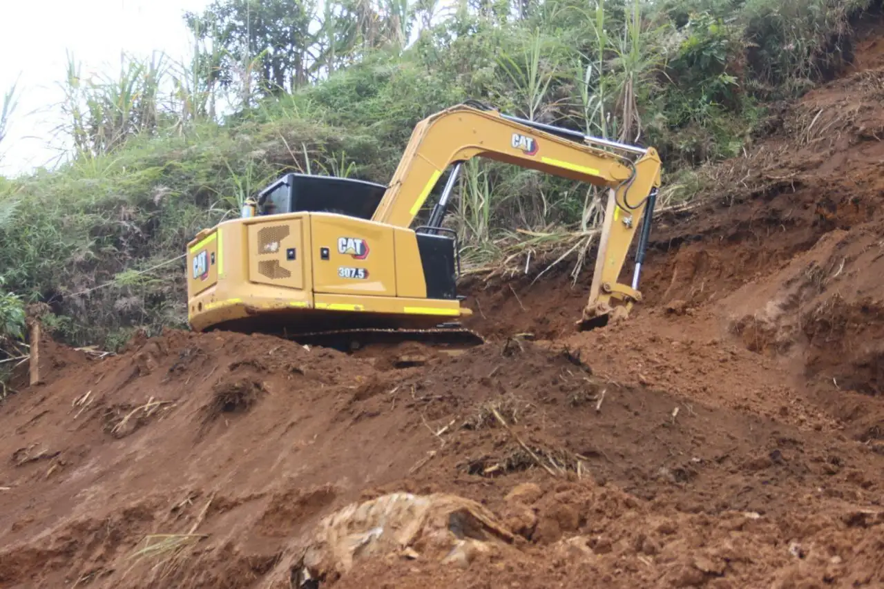 Maquinaria continúa despejando la quebrada Cañada Negra que recibió parte del material del movimiento en masa 1 Maquinaria continúa despejando la quebrada Cañada Negra que recibió parte del material del movimiento en masa