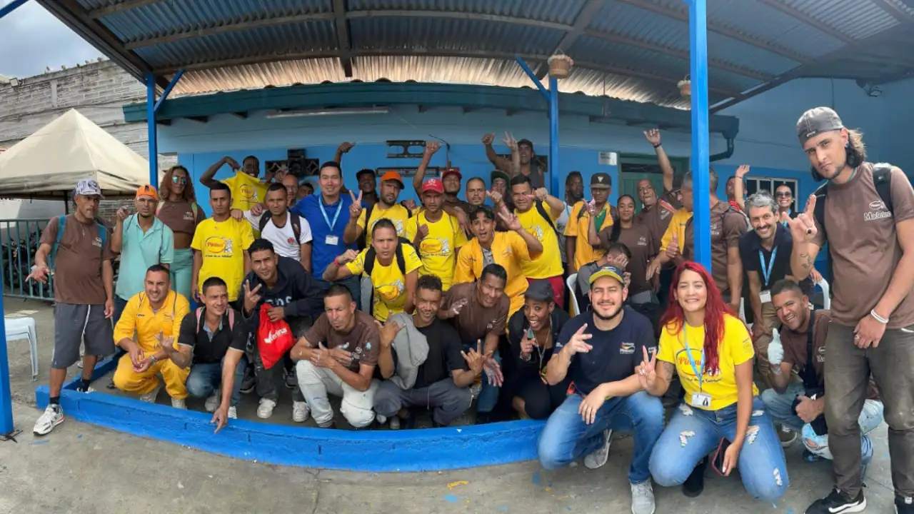 Más de 200 exhabitantes de calle reciben certificación como pintores tras proceso de resocialización en Medellín 1 Más de 200 exhabitantes de calle reciben certificación como pintores tras proceso de resocialización en Medellín
