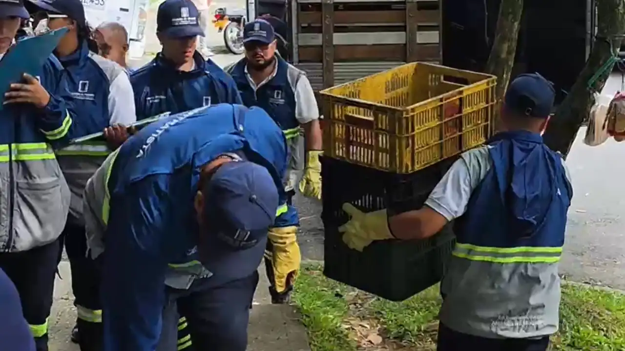 Descubren escondite de mercancía en una alcantarilla del centro de Medellín 2 Policía descubre escondite de mercancía en una alcantarilla del centro de Medellín