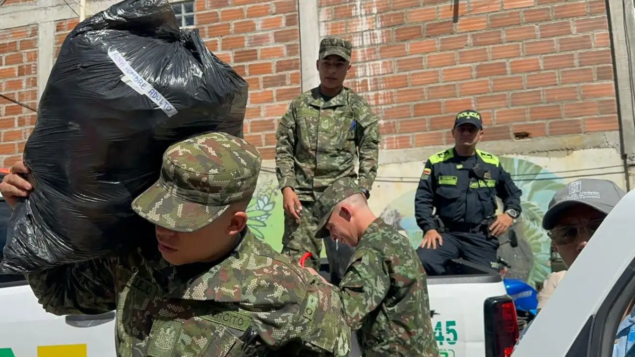 Ejército acompaña labores de rescate y entrega de ayudas en Bello 3 Ejército acompaña labores de rescate y entrega de ayudas en Bello