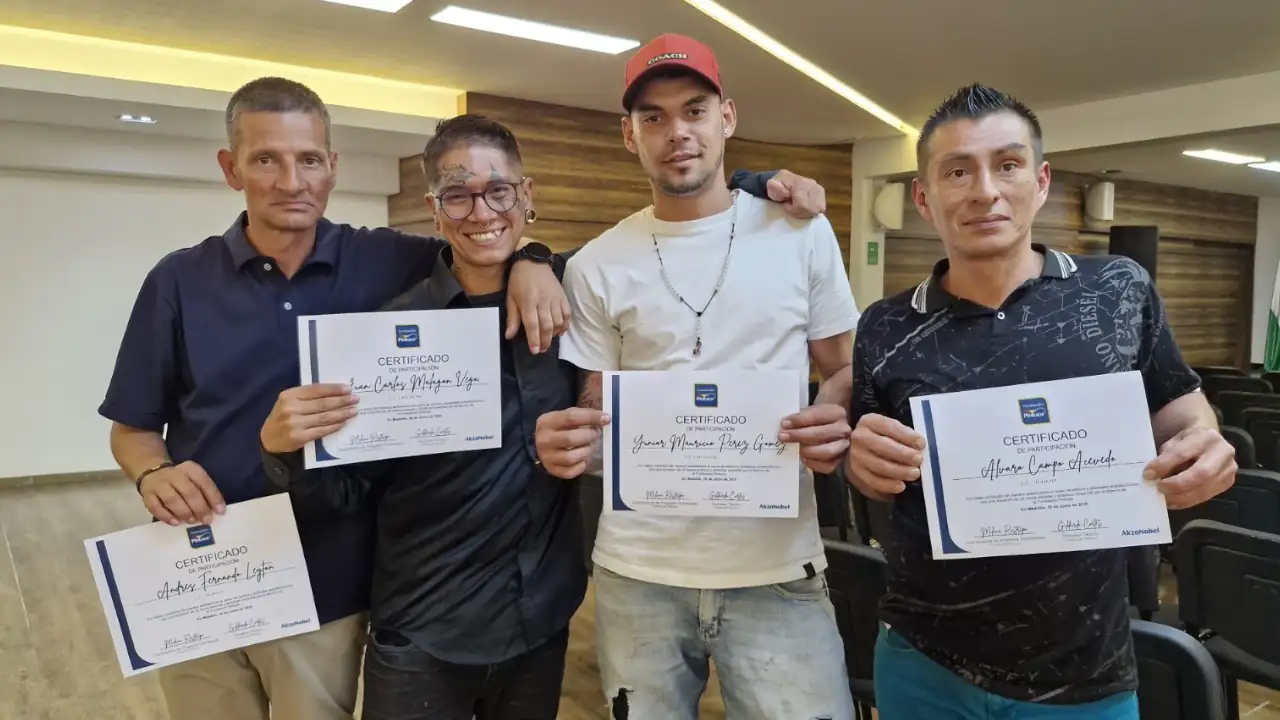 Más de 200 exhabitantes de calle reciben certificación como pintores tras proceso de resocialización en Medellín 2 Más de 200 exhabitantes de calle reciben certificación como pintores tras proceso de resocialización en Medellín
